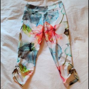 Jala Clothing Scrunch Butt Floral Capri Leggings